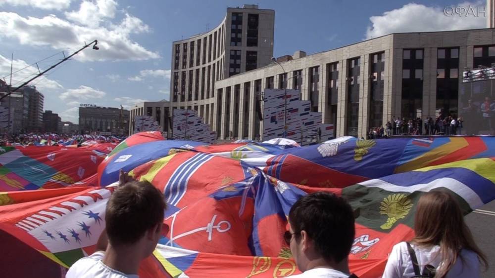 Более 100 тысяч человек отметили День российского флага в Москве.