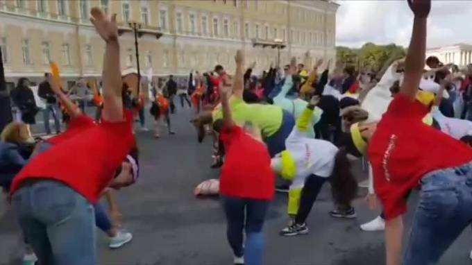 На Дворцовой площади проходит спортивный праздник "Питерский заряд"