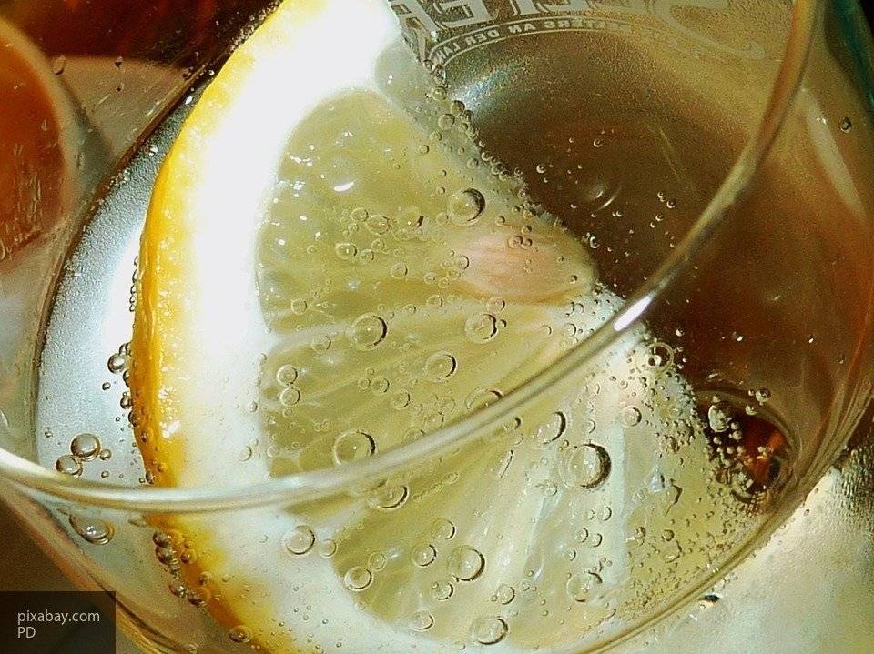 Эксперты объяснили, почему нужно начинать день со стакана воды с лимоном