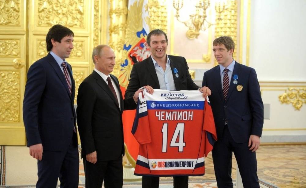 Овечкин и Фетисов побывали на праздновании Дня российского флага в Москве