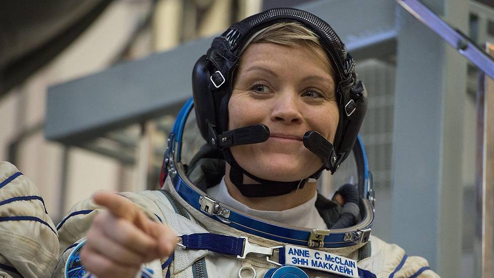 Астронавта NASA Энн Макклейн подозревают в слежке за своей однополой супругой из космоса