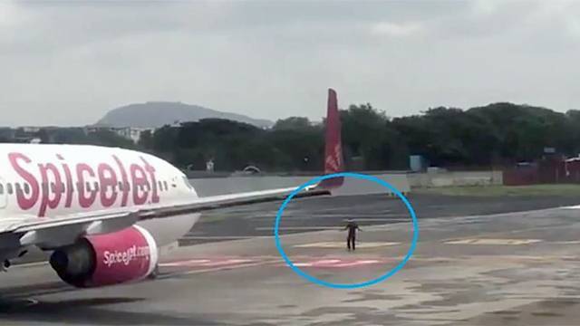 В Индии мужчина остановил самолет, бегая по взлетно-посадочной полосе. РЕН ТВ