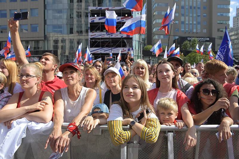 На Поклонной горе начался грандиозный концерт в честь Дня российского флага