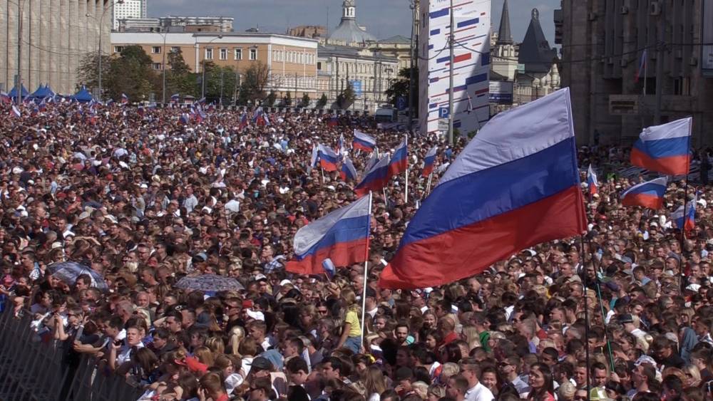 Митинг-концерт к 350-летию флага РФ стал столпом зарождения новой традиции