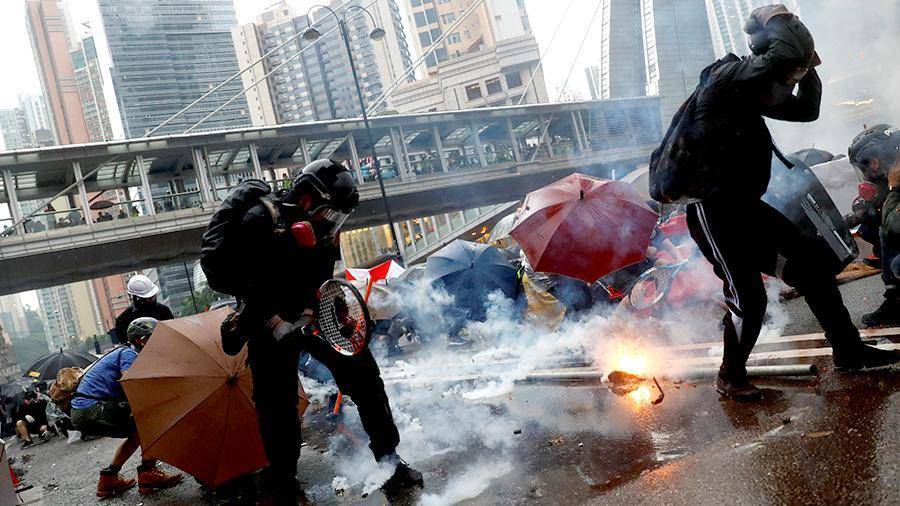 Полиция в Гонконге применила слезоточивый газ против демонстрантов