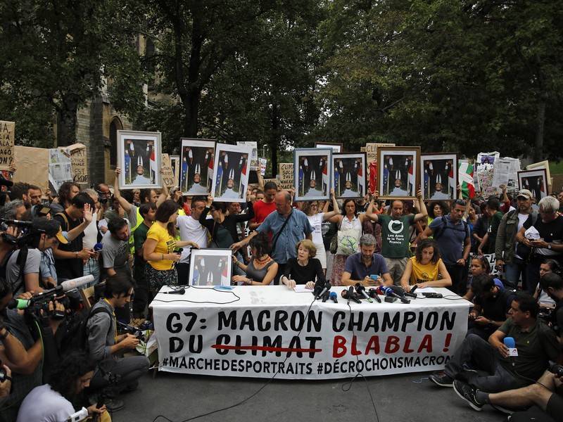 Сотню краденых портретов Макрона вынесли на акцию в защиту окружающей