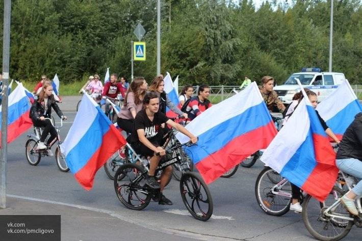 Красносельский район провел марафон к Дню флага, участниками которого стали 250 человек