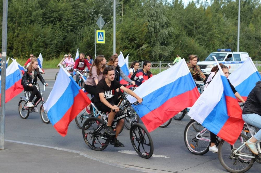 Масштабный велопробег ко Дню флага в Омске завершился фаер-шоу и салютом