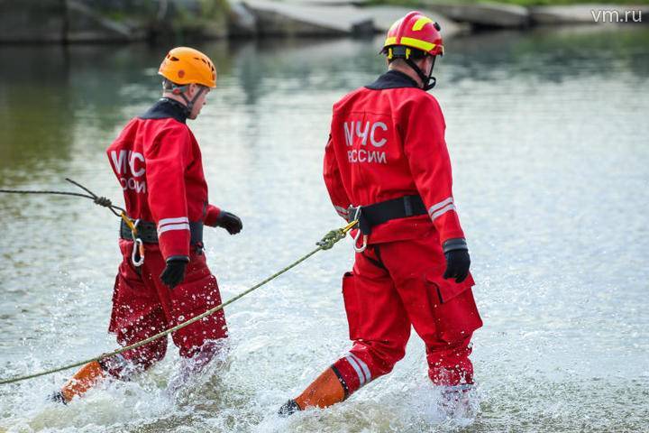 Спасатели вытащили из воды упавшего в Москву-реку велосипедиста