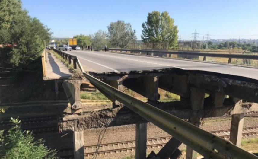 В Харькове обвалился автомобильный мост (Видео)