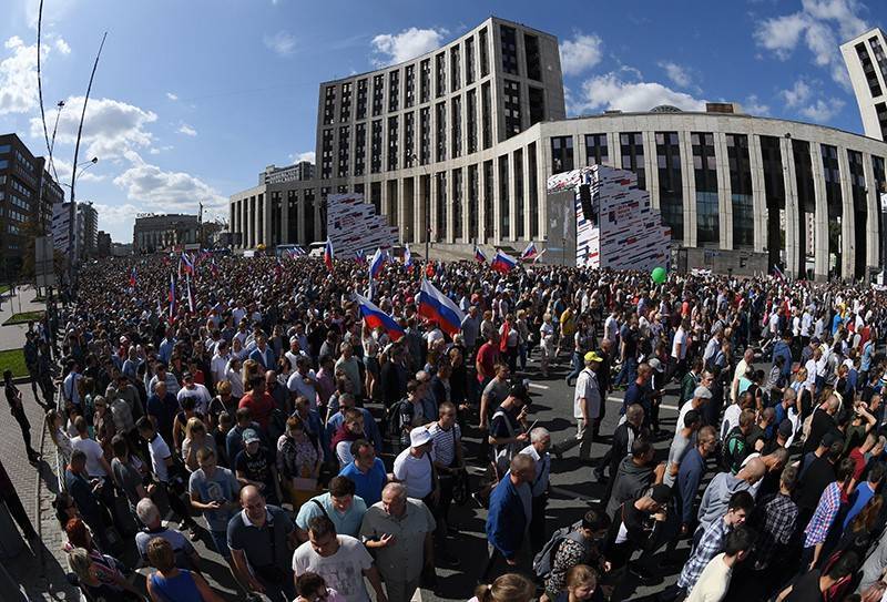Около 500 тысяч человек приняли участие в праздновании Дня флага в Москве