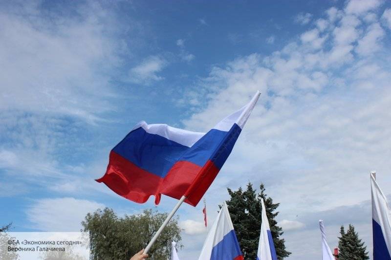 Жители Владивостока удивили туристов «трехцветным» флешмобом в честь Дня флага