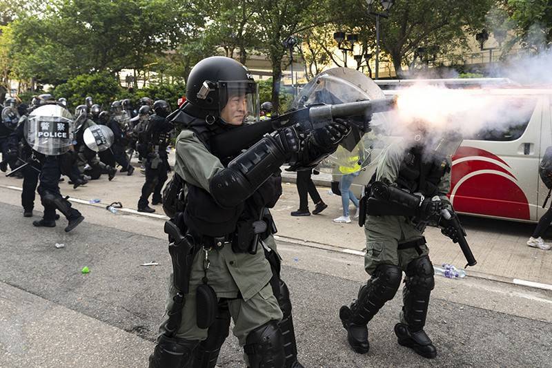 В Гонконге полиция впервые применила огнестрельное оружие для разгона протестующих
