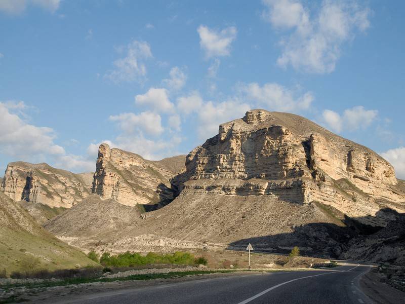 Семья с двумя детьми погибла под камнепадом в Дагестане