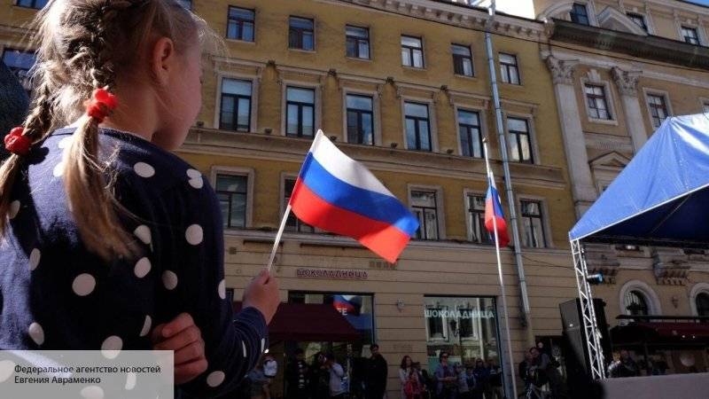 Политологи объяснили, почему люди пришли на митинг-концерт в честь 350-летия флага России