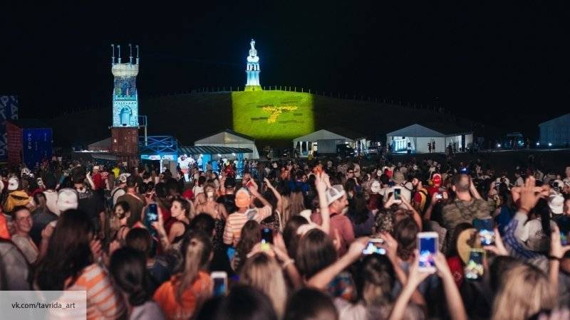 Музыканты фестиваля «Таврида - АРТ» приплыли в Феодосию под алыми парусами