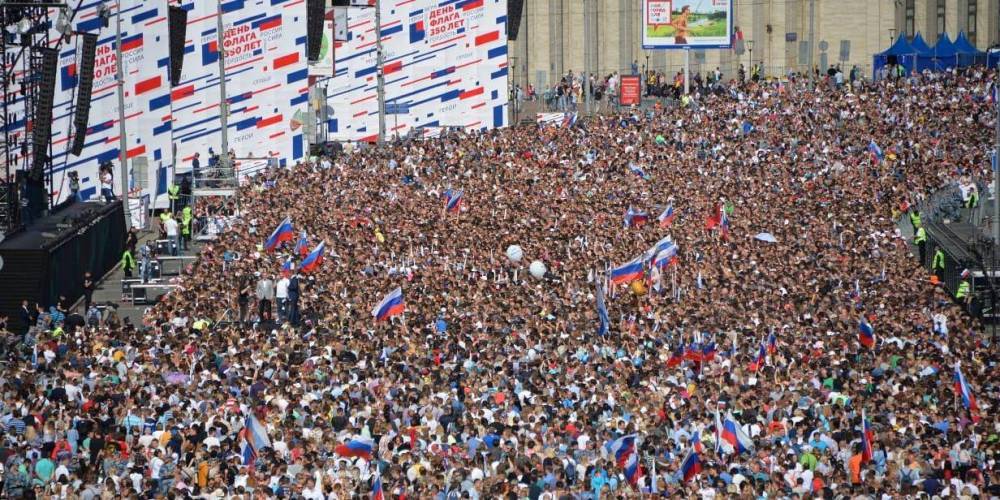 Эксперт: участие россиян в праздновании Дня флага - доказательство любви и уважения к стране