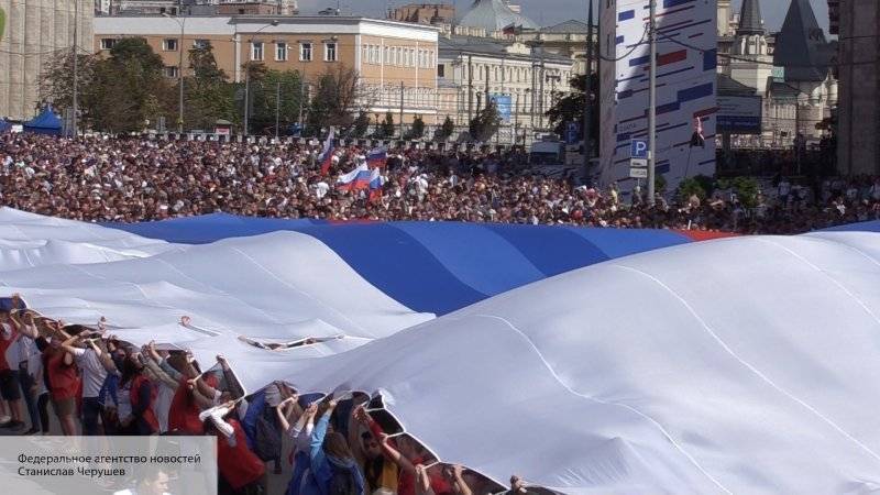 Начальник охраны Ельцина поделился воспоминаниями о первом Дне флага РФ