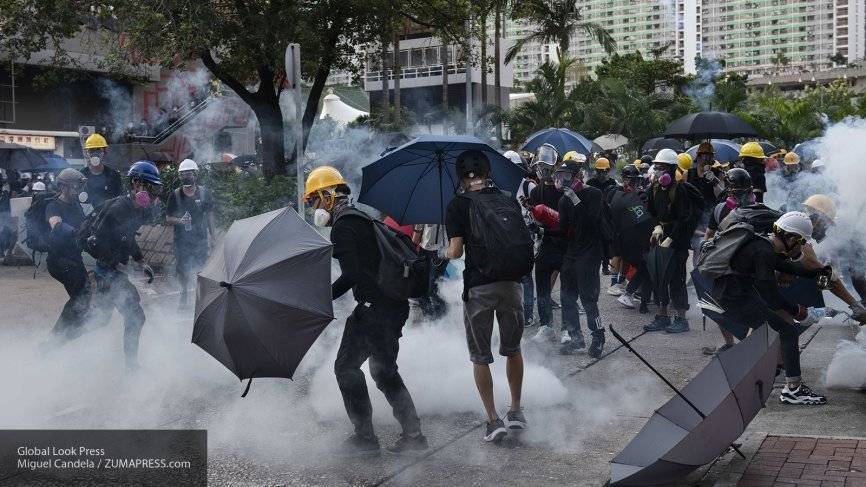 Полиция Гонконга впервые применила водяные пушки в ходе массовых протестов
