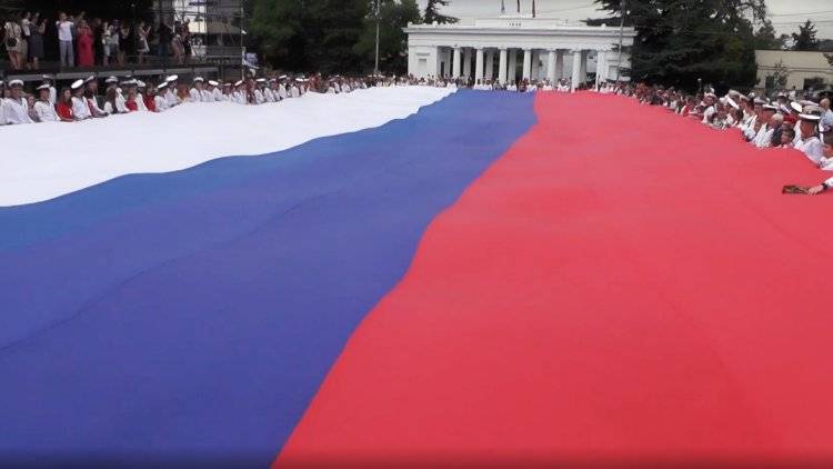 Российская молодежь все активнее участвует в праздновании Дня флага