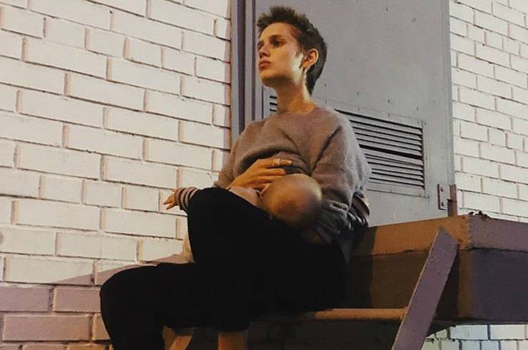 Дарья Мельникова покормила сына грудью на улице — Информационное Агентство "365 дней"