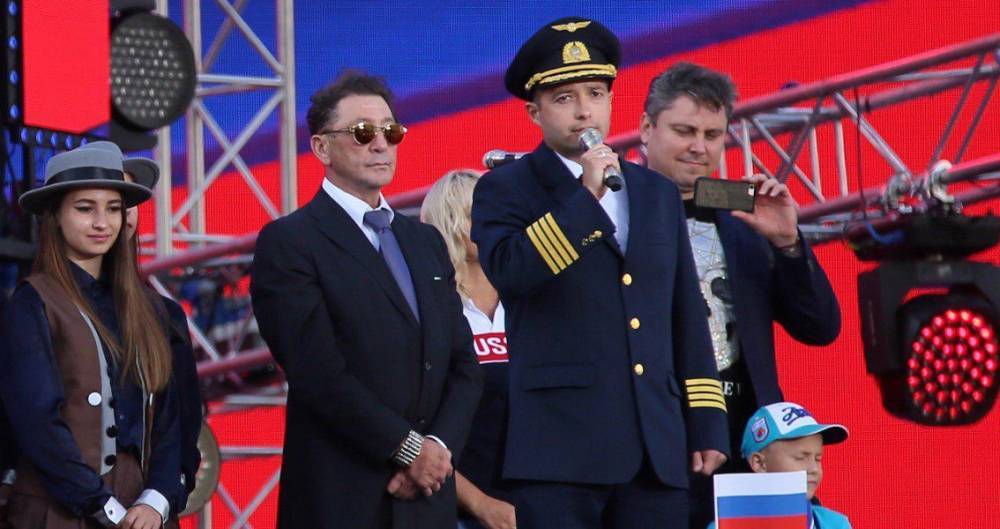 Посадивший самолет в поле Дамир Юсупов поздравил россиян с Днем флага