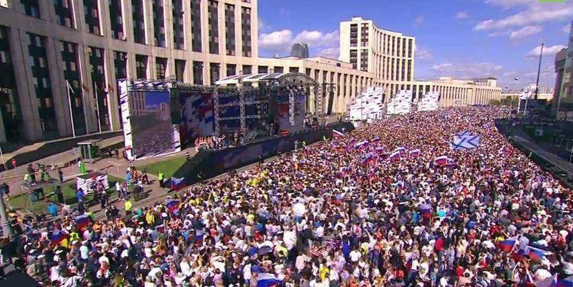 В Москве начался митинг-концерт в честь 350-летия флага РФ