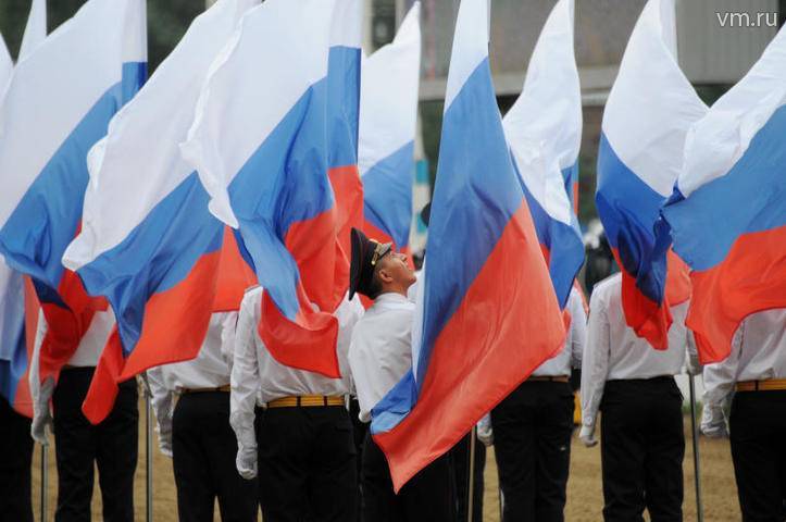 Праздник в честь 350-летия флага России посетили уже более 100 тысяч человек