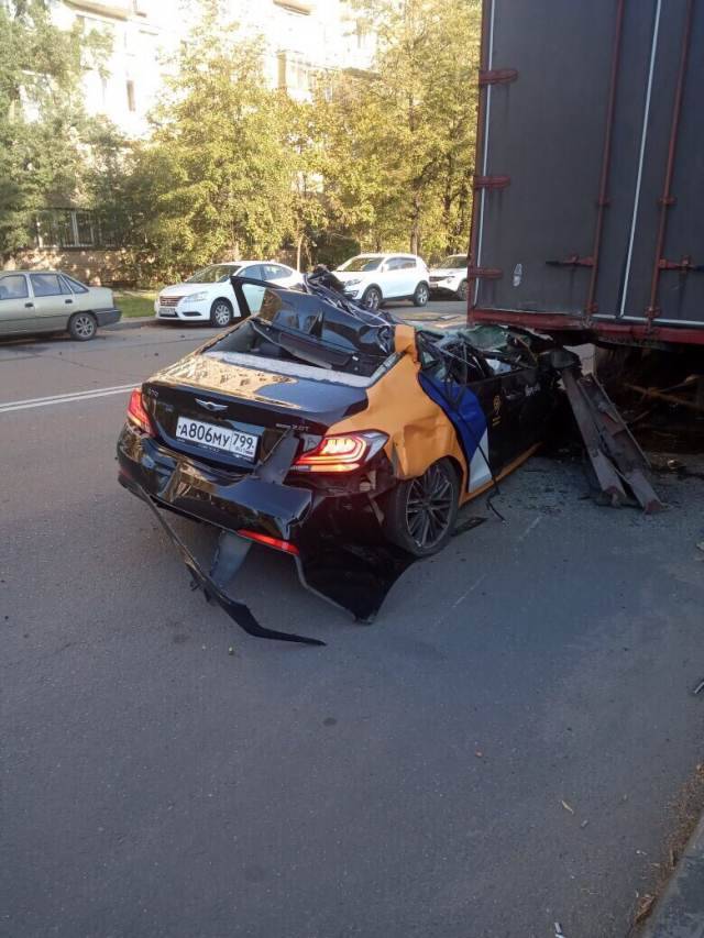 Очевидец о ДТП, где погиб Хомский: Машину срезало как консервную банку. РЕН ТВ