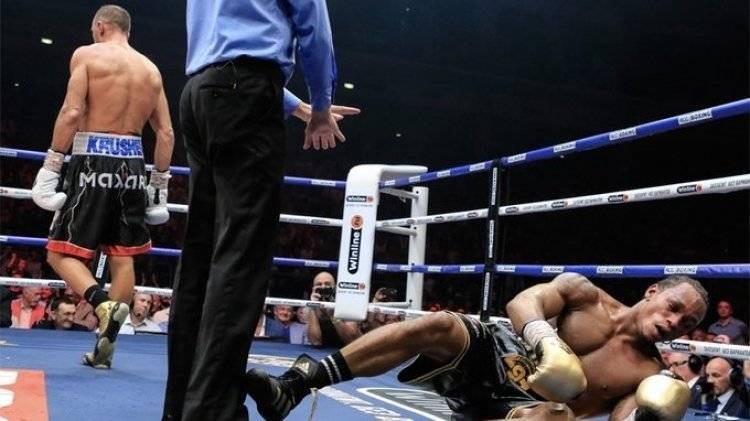 Британского боксера Ярда госпитализировали после боя с россиянином Ковалевым