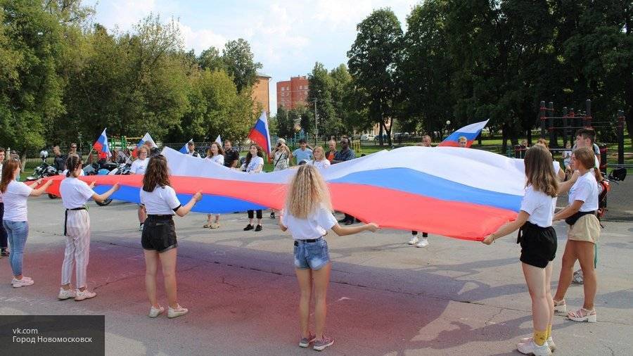 Кабмин показал, как ухаживает за флагом над Домом правительства России
