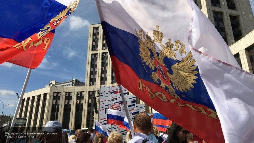 Российская молодежь проявляет большой интерес ко Дню Государственного флага