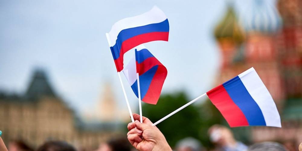 "Летний карнавал" и уха для всех. Как отметят День флага России в воскресенье