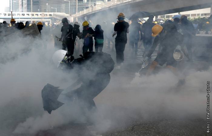 Полиция применила слезоточивый газ против протестующих в Гонконге