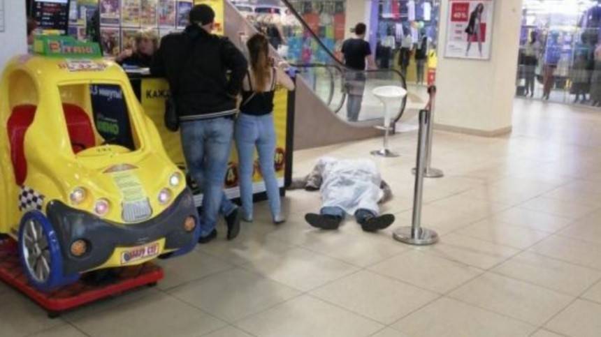 Видео: Мужчина разбился, упав с эскалатора в ТЦ в Петербурге