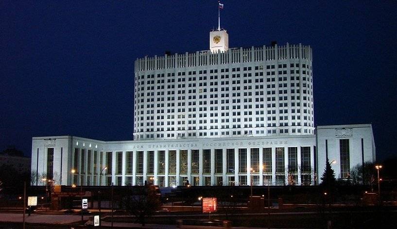 Флаг на здании Дома правительства России чистят и проверяют каждую неделю