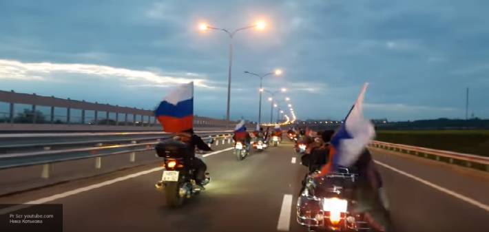В честь празднования Дня флага России байкеры Новомосковска устроили мотопробег