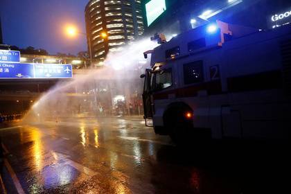 В Гонконге впервые применили водометы против протестующих