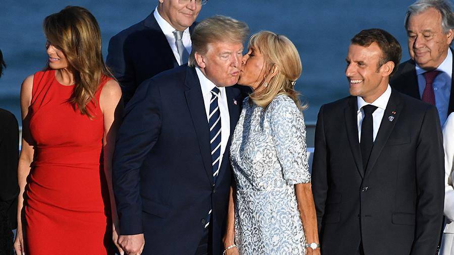 На саммите G7 Трамп и супруга Макрона поцеловались на глазах у Меланьи