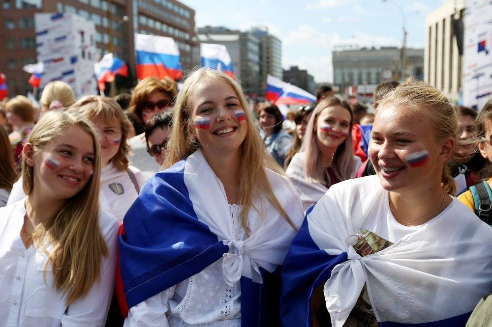 Шестичасовой марафон: тысячи москвичей пришли на концерт по случаю Дня флага