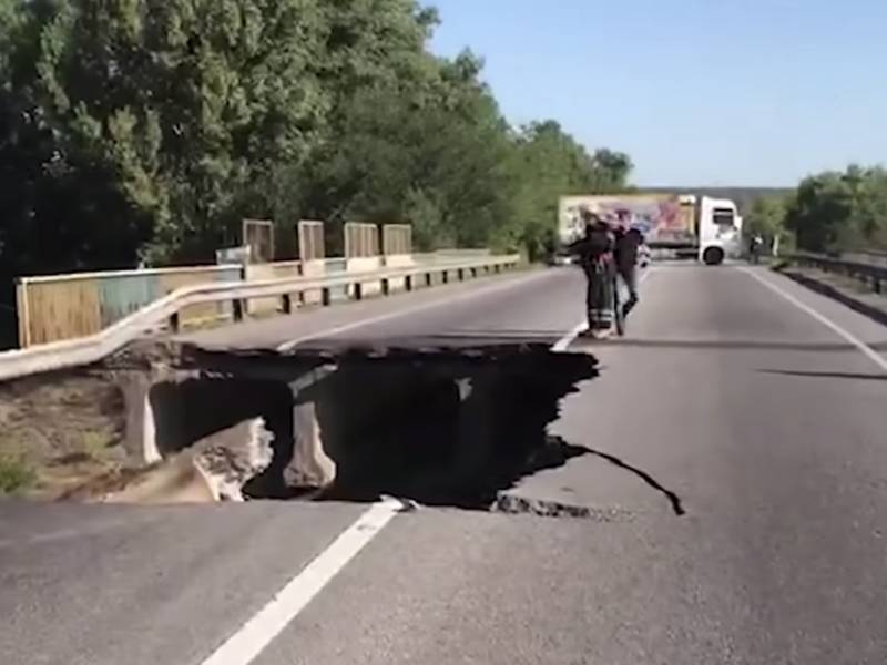 Правоохранители опубликовали видео с обрушившегося моста в Харькове
