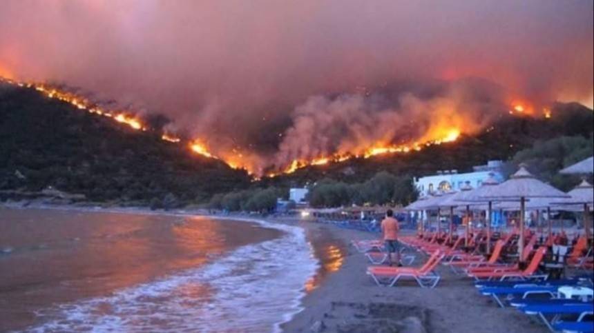 Видео: Сильные лесные пожары на острове Самос в Греции