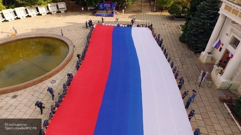 Жители Ростовской области провели флешмобы в День флага России