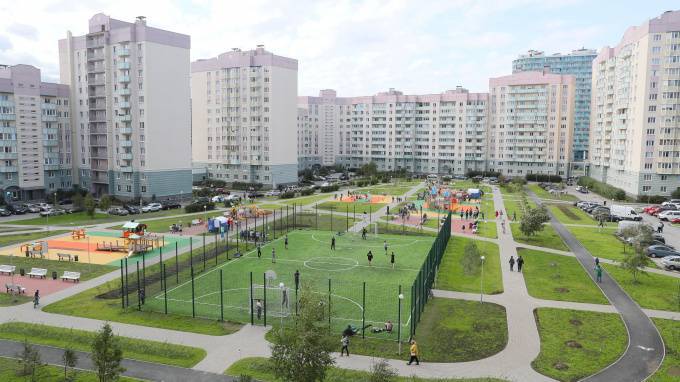 На улице Маршала Захарова появился комплекс детских и спортивных площадок