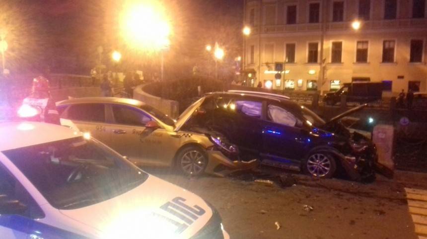 Фото: пешеход упал в Мойку после ДТП в центре Петербурга