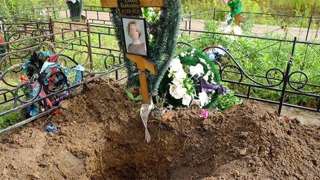 В Башкирии пытались выкопать труп умершей два года назад девушки