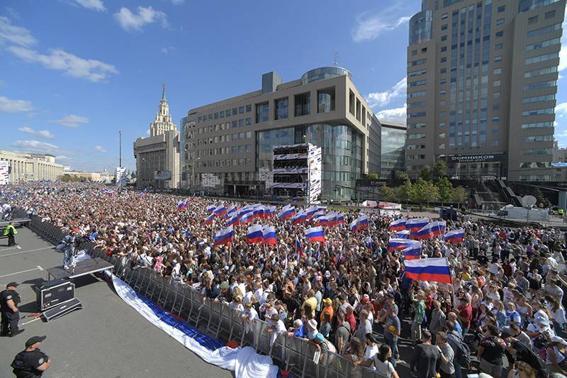 Как Москва отмечает День российского флага