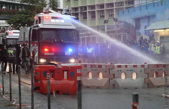 Полиция Гонконга впервые с начала протестов применила водяные пушки