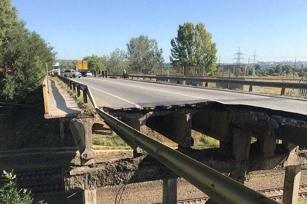 В Харькове обрушился автомобильный мост