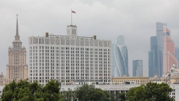 Состояние флага на Доме правительства РФ проверяют еженедельно
